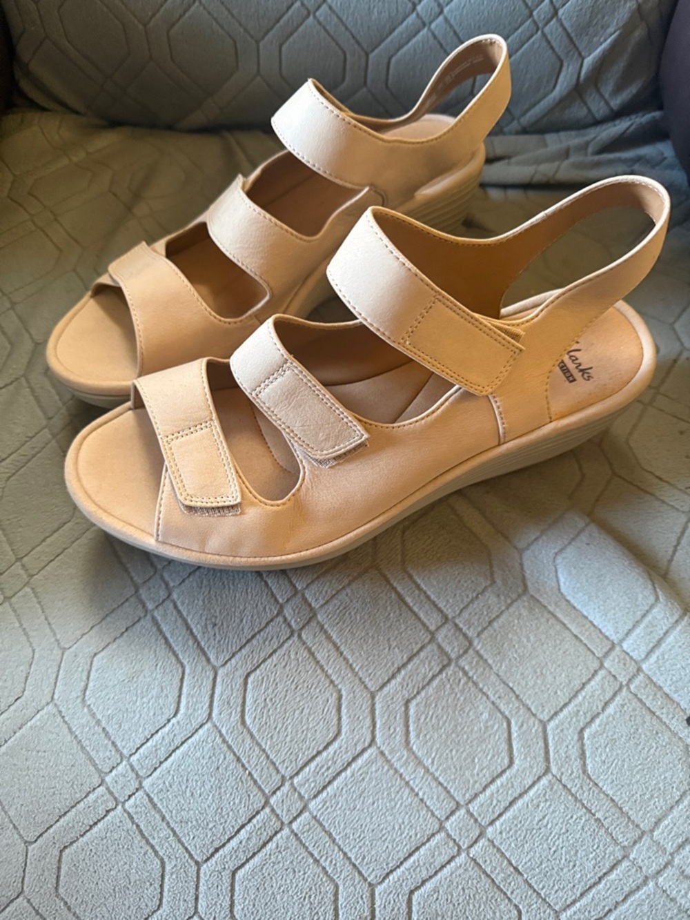 Clarks Women's Pale Tan Triple-Strap Slingback Sandal- sz 10